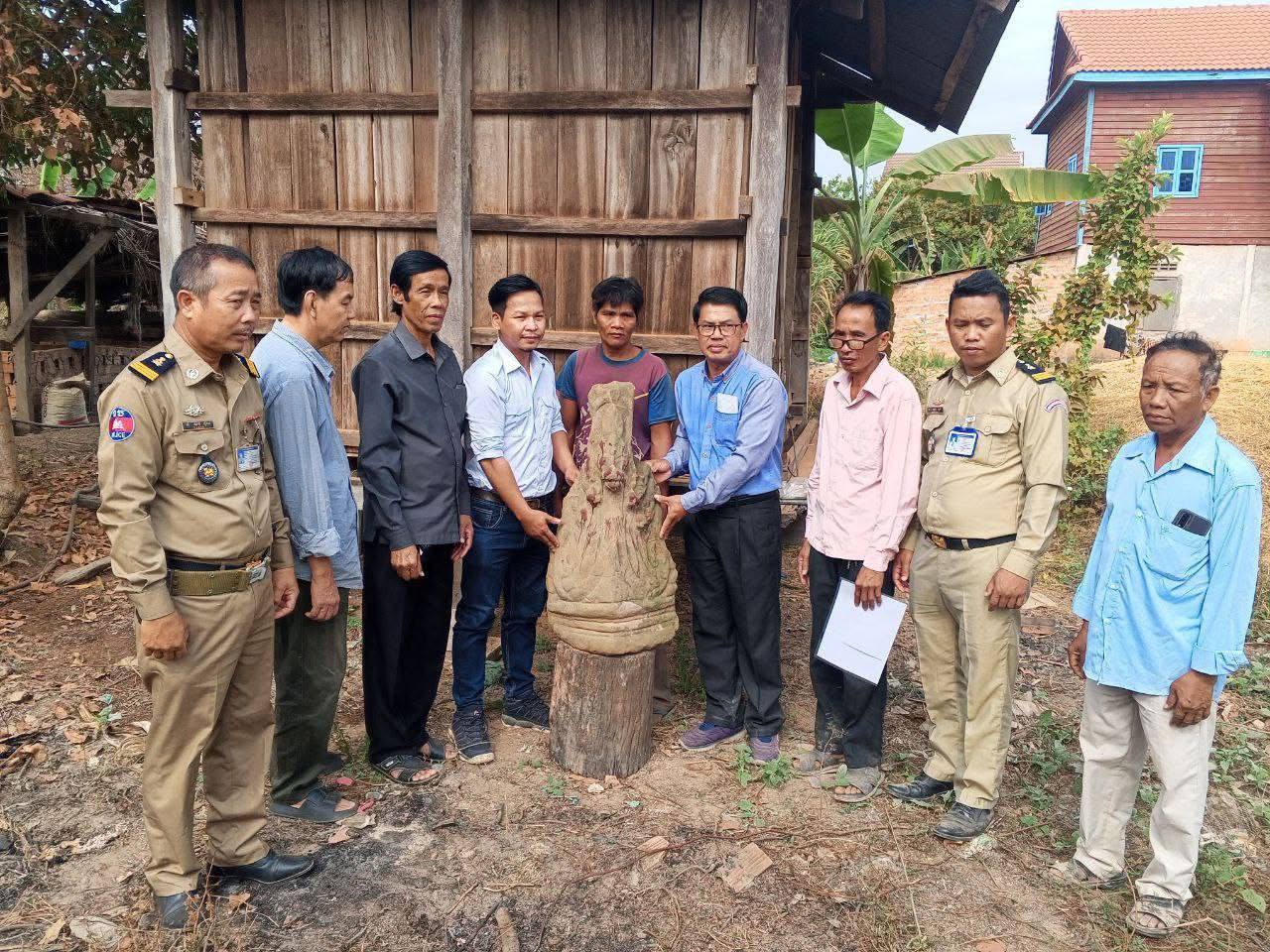 កសិករស្រុកស្វាយលើ ប្រទះឃើញរូបចម្លាក់ធ្វើពីថ្មភក់ ក្នុងដីស្រែប្រគល់ឱ្យអាជ្ញាធរជាតិអប្សរា