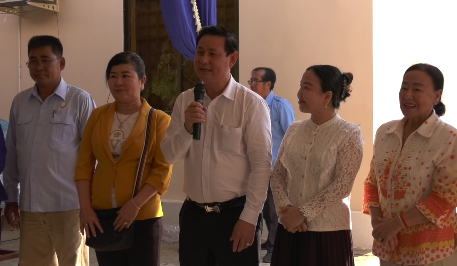 អភិបាលរងខេត្តកំពង់ធំ នាំយកអាហារទៅផ្តល់ជូនអ្នកជំងឺកំពុងសម្រាកព្យាបាលនៅមន្ទីរពេទ្យបង្អែកខេត្តកំពង់ធំ