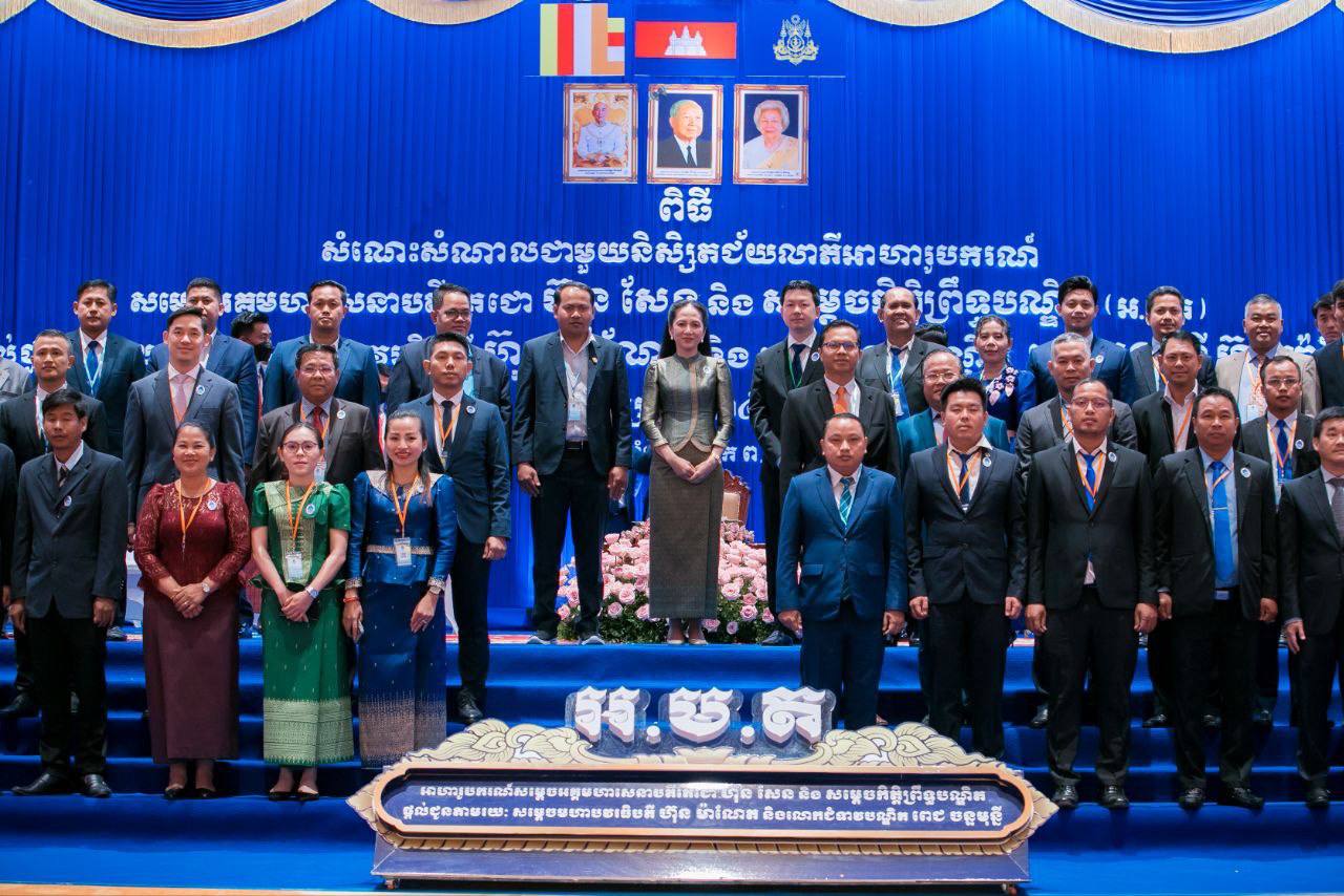 លោកជំទាវបណ្ឌិត ពេជ ចន្ទមុន្នី រំលឹកដល់និស្សិតជ័យលាភីអាហារូបករណ៍ អ.ម.ត ទាំងអស់អំពីក្រមសីលធម៌ ឥរិយាបទថ្លៃថ្នូរ និងសកម្មភាពស្ម័គ្រចិត្ត