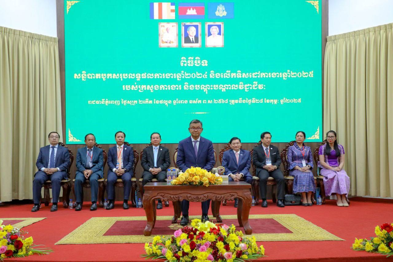 បណ្ឌិតសភាចារ្យ ហង់ជួន ណារ៉ុន ៖ កម្ពុជា បានធ្វើពិពិធកម្មចេញពីការពឹងផ្អែកចម្បងលើវិស័យកសិកម្ម មកពឹងផ្អែកលើវិស័យឧស្សាហកម្មជាចម្បងវិញ