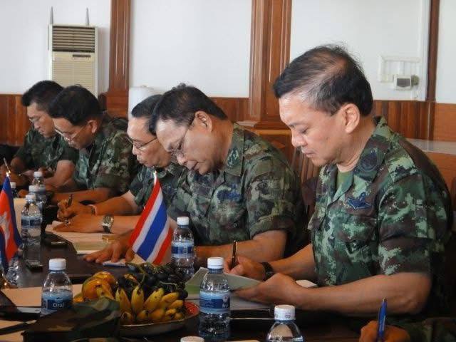 សម្ដេចបវរធិបតី បង្ហាញរូបថតអំពីការចរចារវាងភាគីកម្ពុជា និងថៃ ជាមួយសាររំលឹកថា គ្មានអ្វីចំណេញពីសង្គ្រាម និងការប្រយុទ្ធគ្នានោះទេ