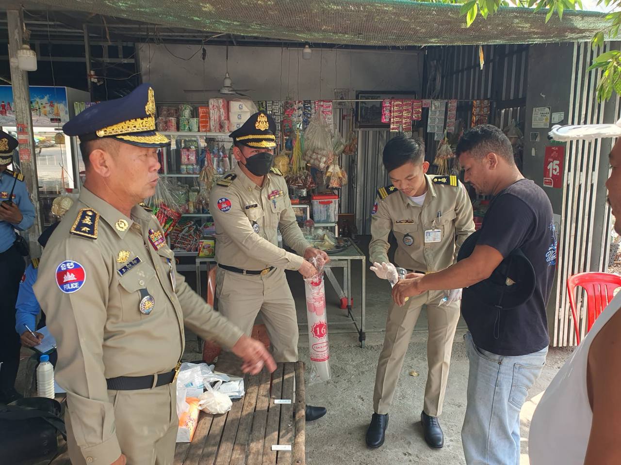 កម្លាំងនគរបាលខេត្តបន្ទាយមានជ័យ ធ្វើតេស្តរកសារធាតុញៀនលើអ្នកបើកបររថយន្តធុនធំចំនួន៤៩នាក់ លើកំណាត់ផ្លូវជាតិលេខ៥