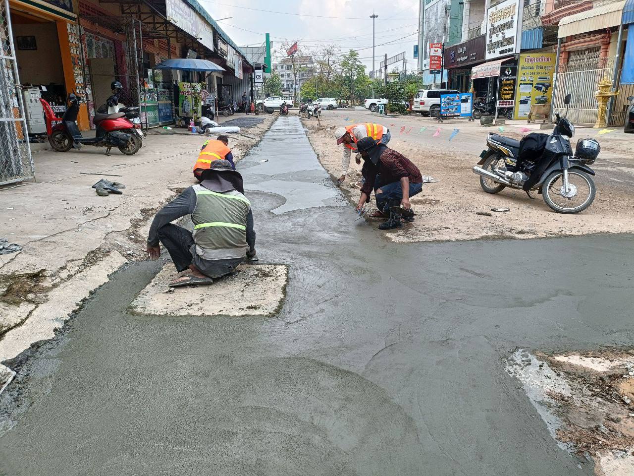 រដ្ឋបាលខេត្តបន្ទាយមានជ័យ ពន្លឿនដល់ក្រុមហ៊ុនស្ថាបនាបណ្ដាញលូរំដោះទឹកភ្លៀង និងក្រុមហ៊ុនទឹកស្អាត ធ្វើឱ្យបានរួចរាល់មុនបុណ្យចូលឆ្នាំខ្មែរ