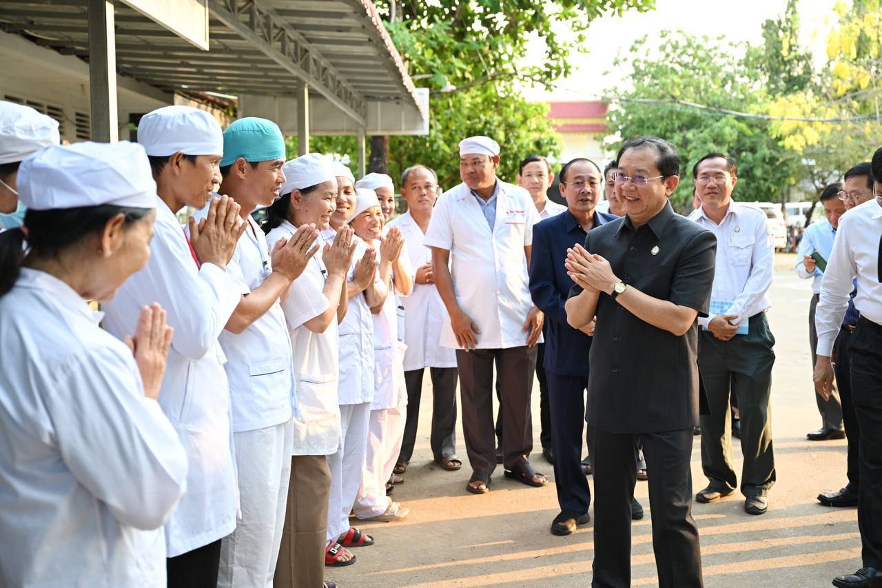 រដ្ឋមន្រ្តីសុខាភិបាល អញ្ជើញពិនិត្យស្ថានភាពមន្ទីរពេទ្យបង្អែកឆ្លូង ជាមួយនឹងការជំរុញបន្ថែម