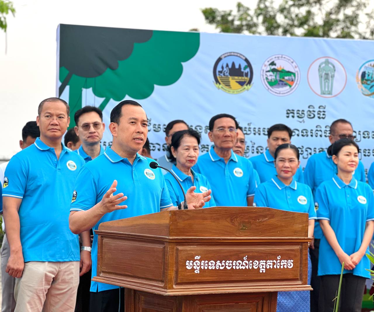 ឯកឧត្តម ហួត ហាក់ រដ្ឋមន្រ្តីក្រសួងទេសរណ៍ អញ្ជើញដាំ​កូនឈើ​ក្នុ​ងពិធី​បុណ្យទន្លេលើកទី៩ នៅខេត្ត តាកែវ