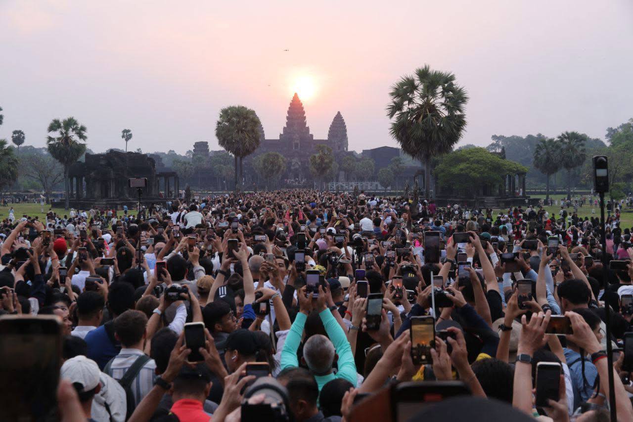 អ្នកទេសចរប្រមាណជាង ២ម៉ឺននាក់ទស្សនា ថ្ងៃរះចំកំពូលកណ្តាលប្រាសាទអង្គរវត្ត