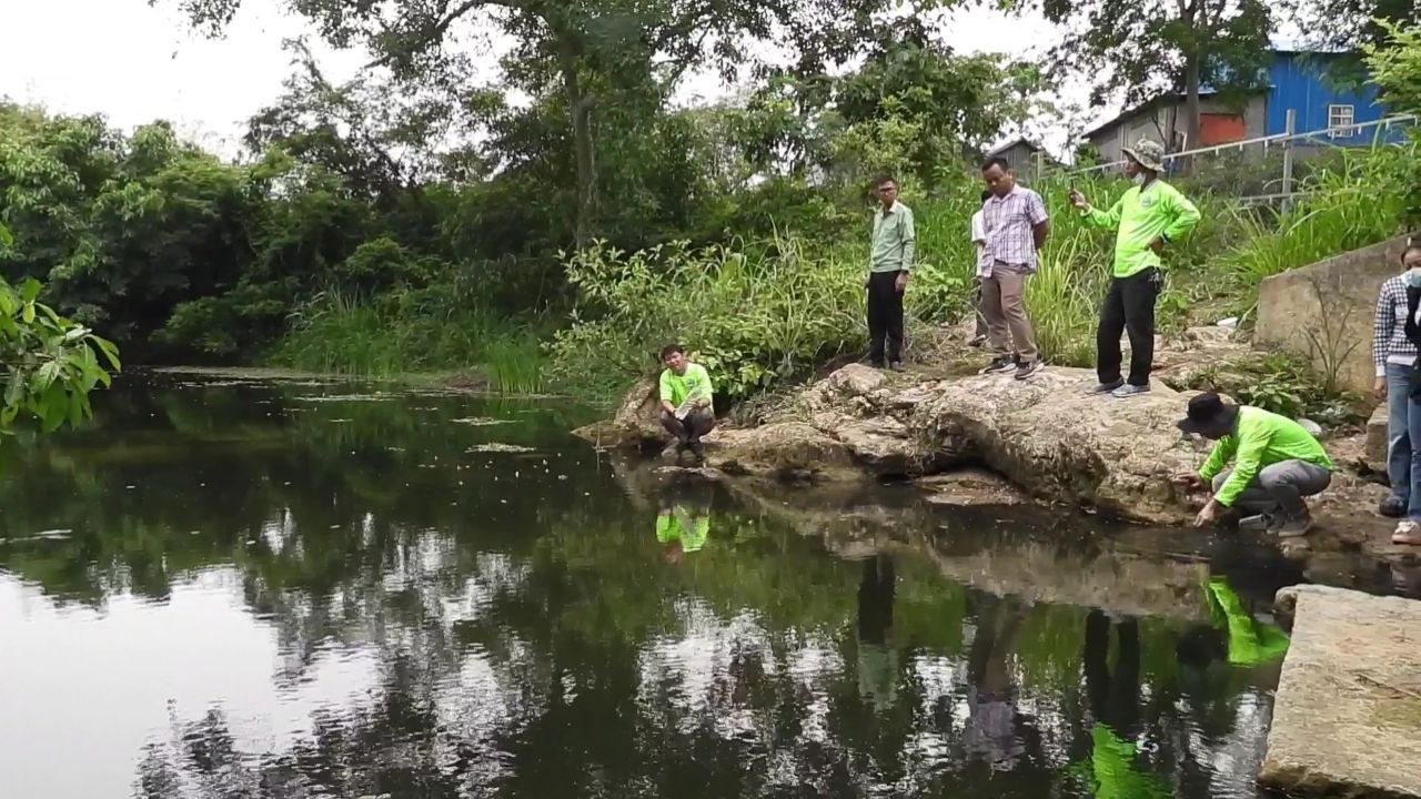 មន្រ្តីជំនាញនិងអាជ្ញាធរស្រុក ចុះអង្កេតទឹកអូរត្រែង បន្ទាប់ពីអ្នកប្រើបណ្ដាញ​សង្គមរាយការណ៍ថា មានក្លិនស្អុយនិងពុលត្រី