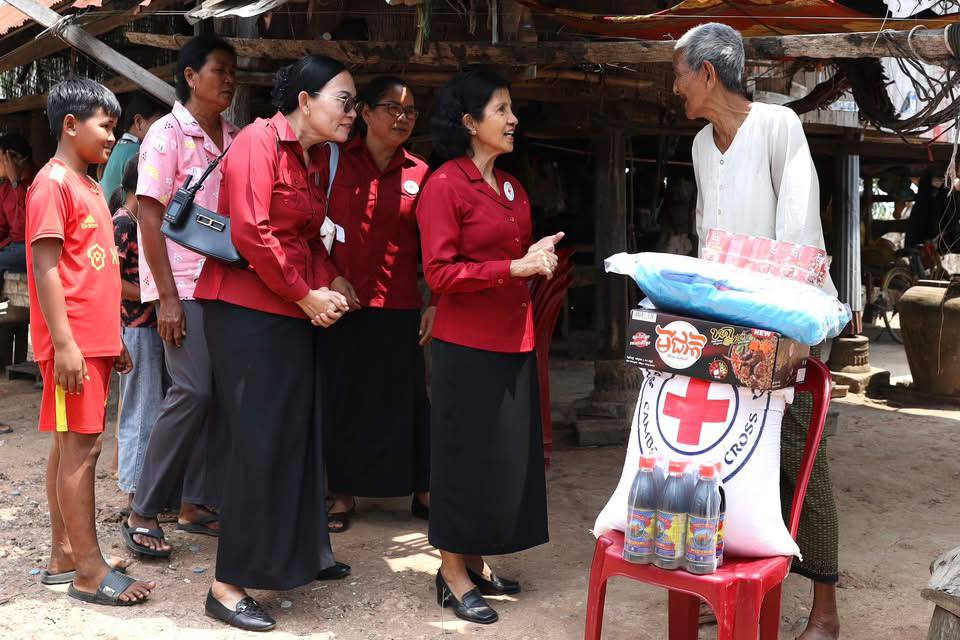 លោកជំទាវ ពុំ ចន្ទីនី ៖ ចុះចែកអំណោយដល់ខ្នងផ្ទះ​ប្រជាពលរដ្ឋ បញ្ជាក់ថាពួកគាត់មិននៅឯកោ