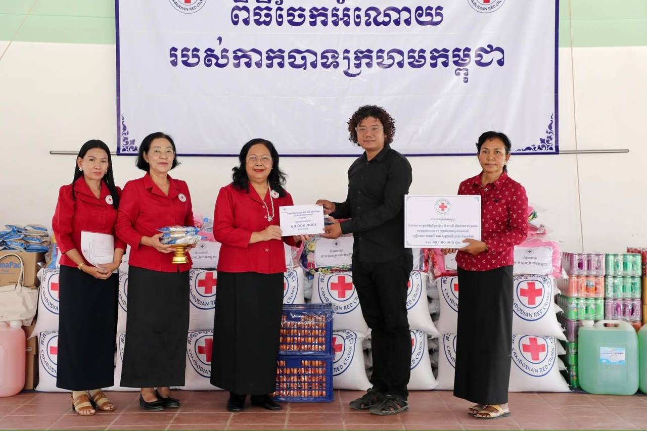 កាកបាទក្រហមកម្ពុជា ផ្តល់អំណោយមនុស្សធម៌ដល់​កុមារ កំព្រា មណ្ឌលមែកឈើ