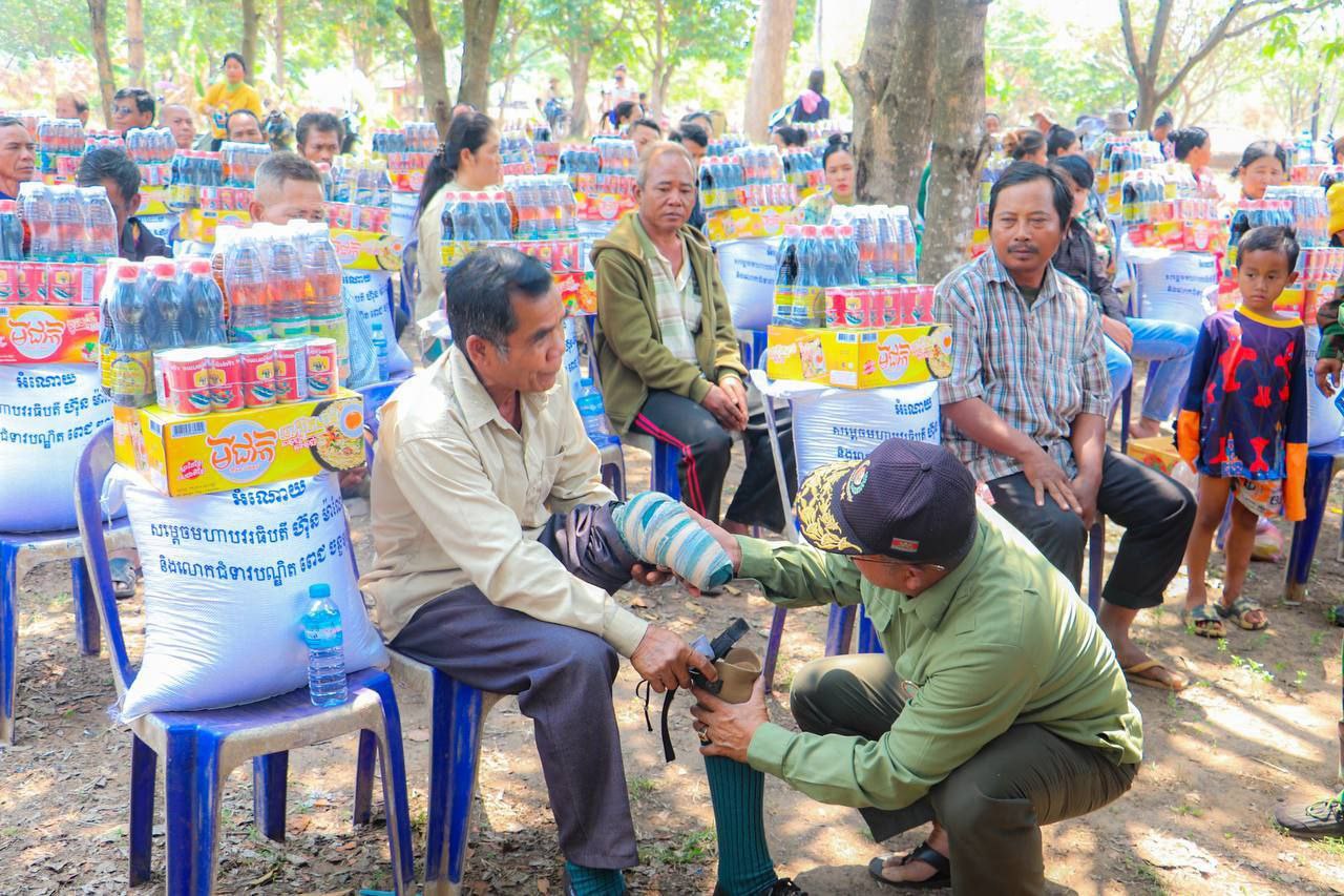 គ្រួសារអតីតយុទ្ធជន និងគ្រួសារកងទ័ព ទទួលបាន​អំ​ណោ​យ​ សម្ដេចមហាបវរធិបតី ហ៊ុន ម៉ាណែត និង​លោកជំទាវ បណ្ឌិត ពេជ ចន្ទមុន្នី