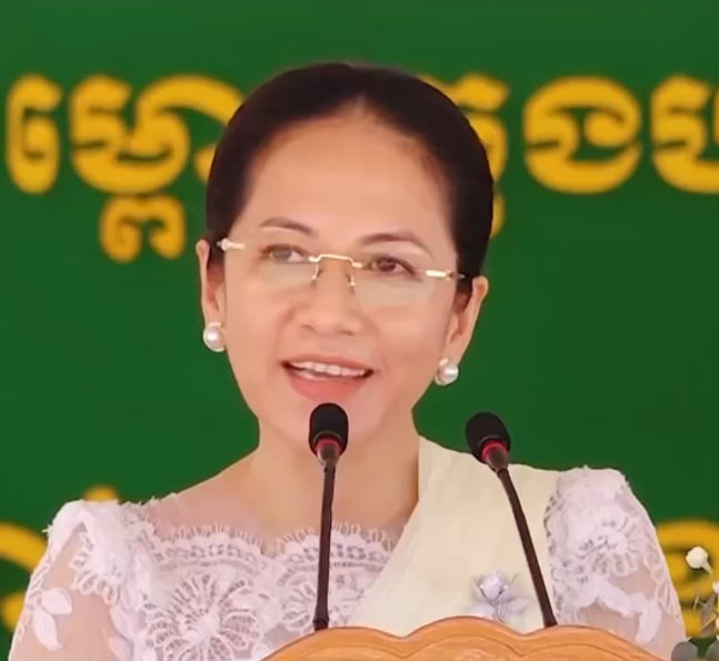 លោកជំទាវ ពេជ ចន្ទមុន្នី ៖ “ទោះបីជាក្មួយៗរៀនមានចំណេះដឹងខ្ពង់ខ្ពស់យ៉ាងណាក៏ដោយ