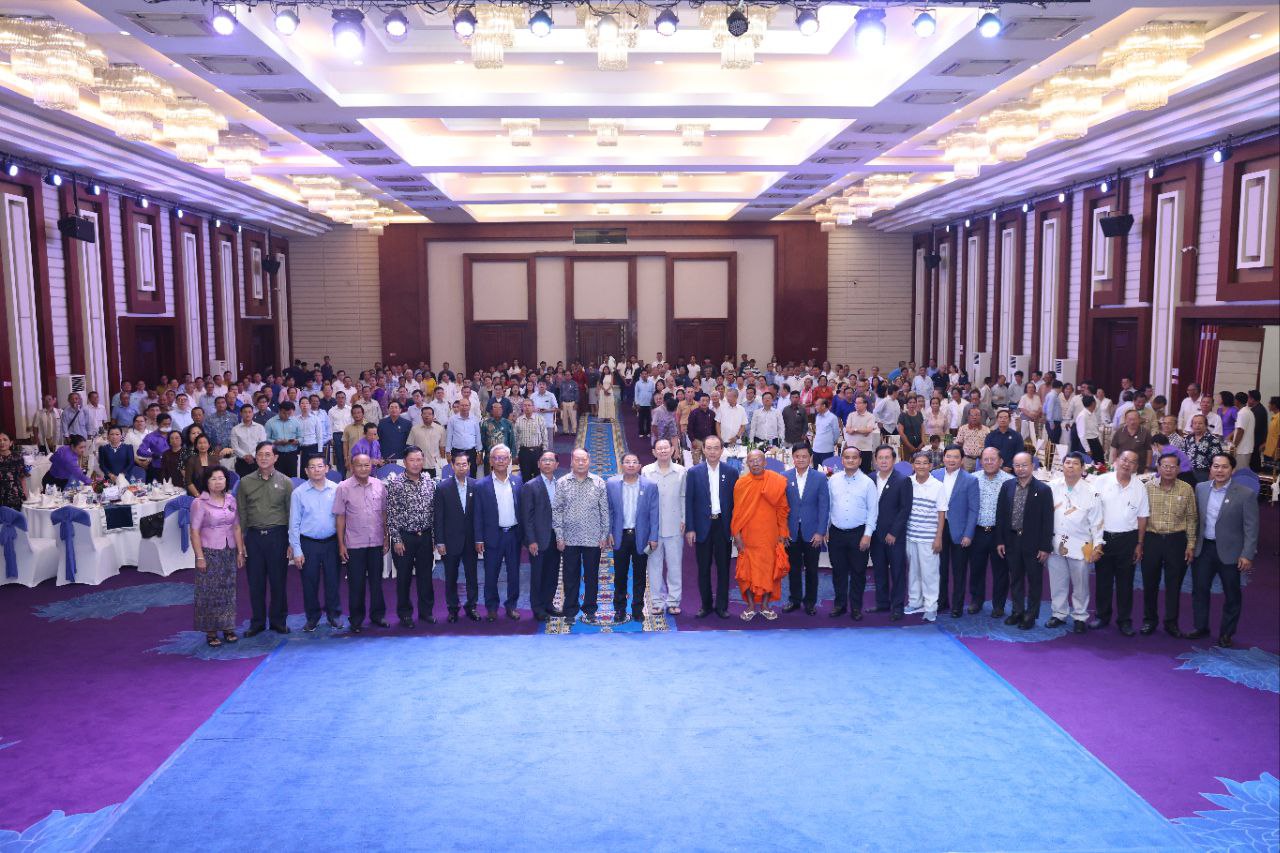 ឯកឧត្តម ជាប ដាវុធ អញ្ជើញជួបសំណេះសំណាល និងពិសារអាហារសាមគ្គី ជាមួយសមាជិកសមាគមបុគ្គលិកពន្ធដារកម្ពុជា ដែលចូលនិវត្តន៍