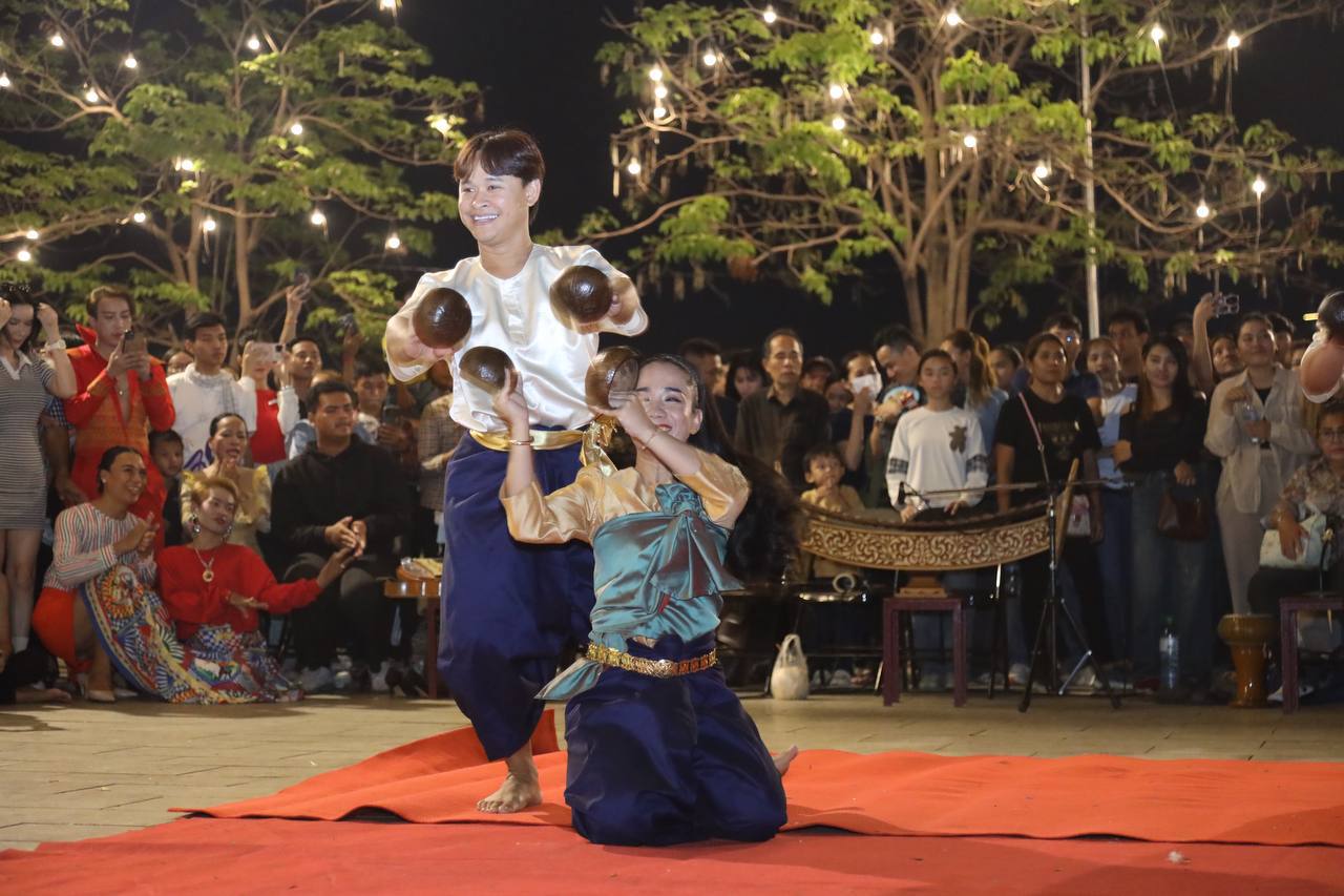 រដ្ឋបាលរាជធានីភ្នំពេញ ចុងសប្តាហ៍នេះបានរៀបចំ​បន្ថែម​របាំគោះត្រឡោក ល្ខោនយីកេ និងល្បែងលេងកំសាន្តយ៉ាង​ច្រើន​សម្បូរបែប
