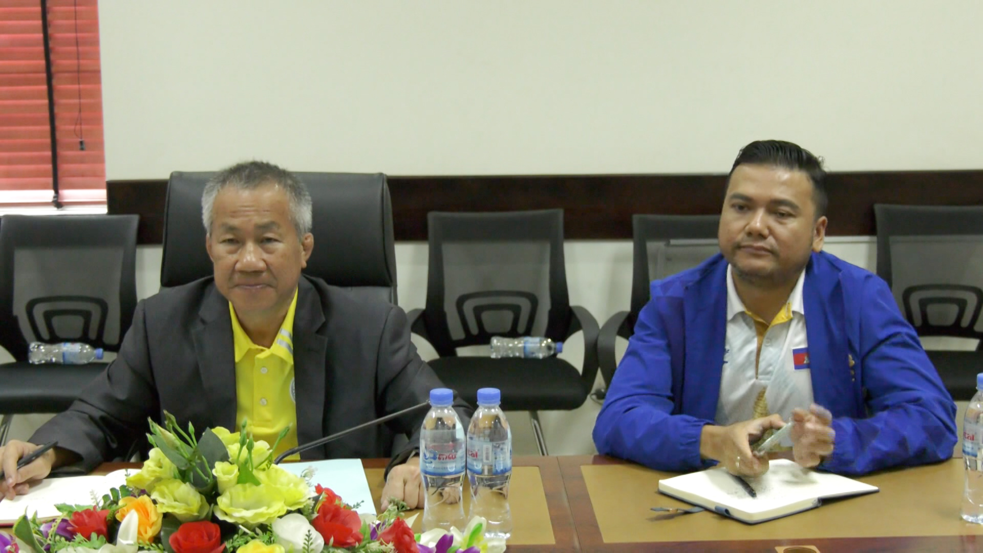 ក្រសួងក្រសួងវប្បធម៌ និងក្រសួងអប់រំជជែកពិភាក្សាគ្នារឿងទស្សនីយ៍ភាពក្នុងពិធីទទួលទង់នៅប៉ារ៉ែន