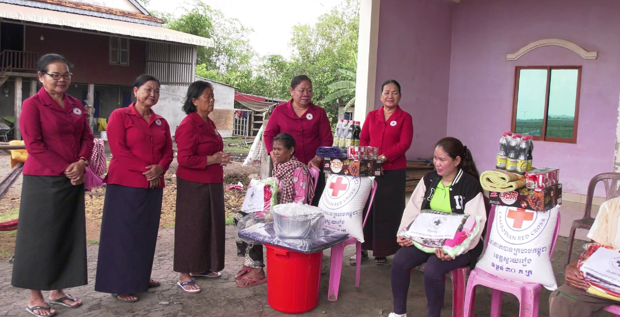 ក្រុមការងារសាខាកាកបាទក្រហមកម្ពុជានាំយកអំណោយមនុស្សធម៌ ចែកជូនគ្រួសាររងគ្រោះដោយសារខ្យល់កន្ត្រាក់ ៤ គ្រួសារនៅស្រុកកំពង់រោទិ៍