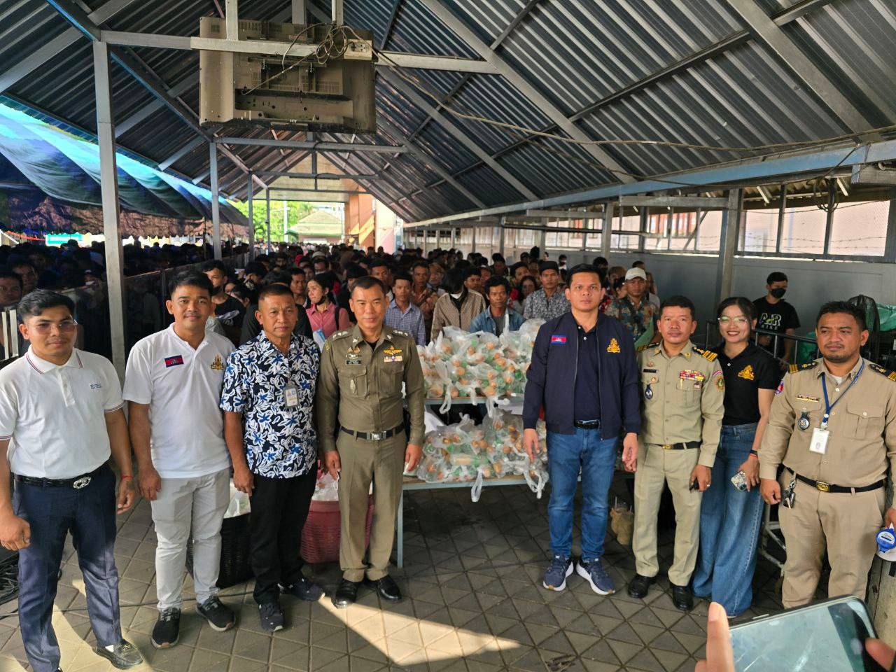 ទិដ្ឋភាពបងប្អូនពលករខ្មែរ ចូលមកលេងស្រុកកំណើតតាមច្រកព្រំដែន ដើម្បីជួបជុំគ្រួសារ សាច់ញាតិ បងប្អូន នាពិធីបុណ្យចូលឆ្នាំថ្មីប្រពៃណីជាតិខ្មែរ