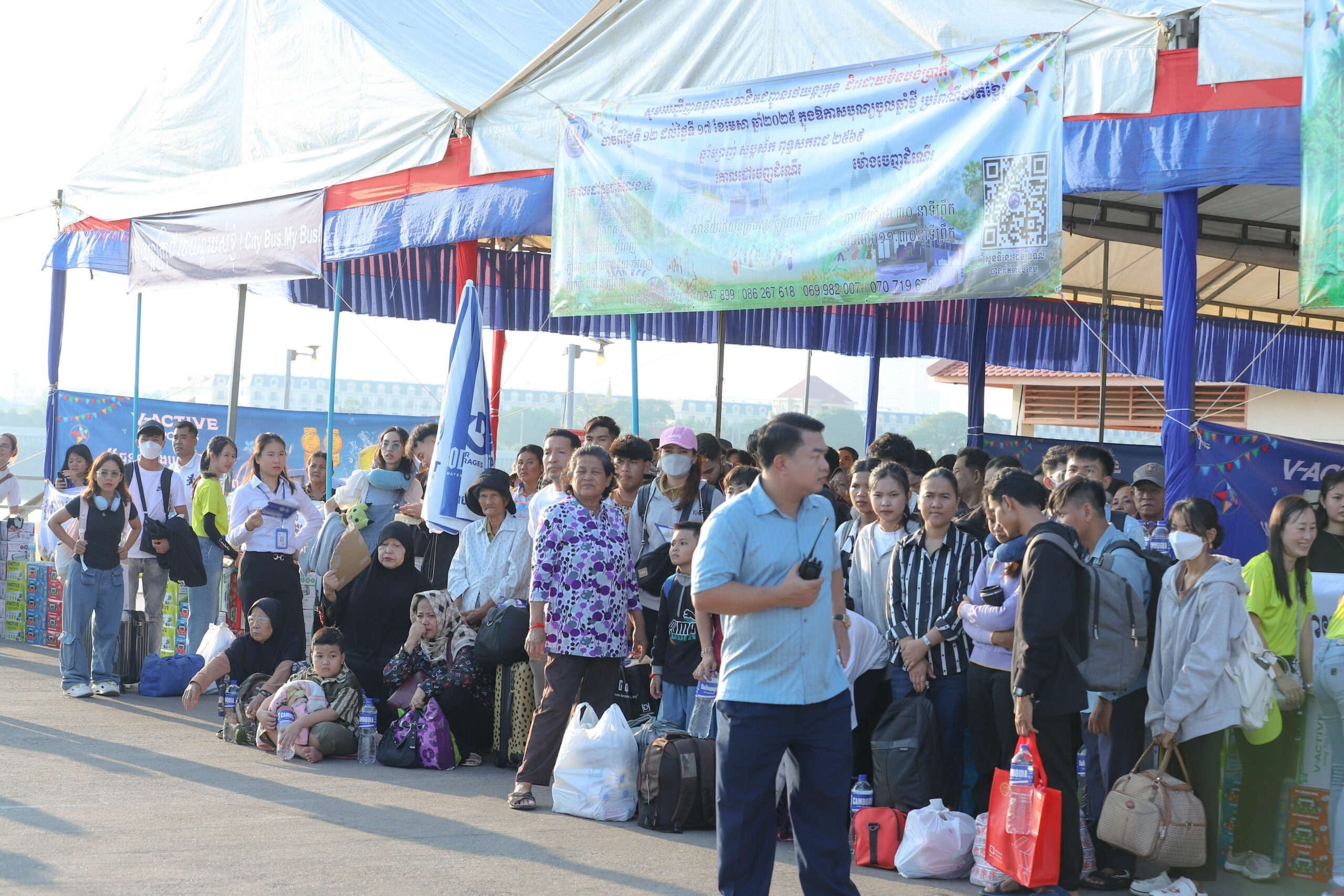 កម្មករនិយោជិត សប្បាយរីករាយបានជិះរថយន្តក្រុងឥតគិតថ្លៃ ទៅស្រុកកំណើត ក្នុងឱកាសពិធីបុណ្យចូលឆ្នាំថ្មី ប្រពៃណីជាតិខ្មែរ