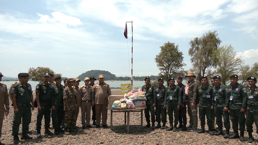 គណៈបញ្ជាការឯកភាពរដ្ឋបាលខេត្តស្ទឹងត្រែង លើកទឹកចិត្តកងកម្លាំងប្រដាប់អាវុធ ការពារព្រំដែនទឹក រួមគ្នា បង្ការ ទប់ស្កាត់ និងបង្ក្រាបបទល្មើសឆ្លងដែនខុសច្បាប់គ្រប់ប្រភេទ ឱ្យមានប្រសិទ្ធភាព