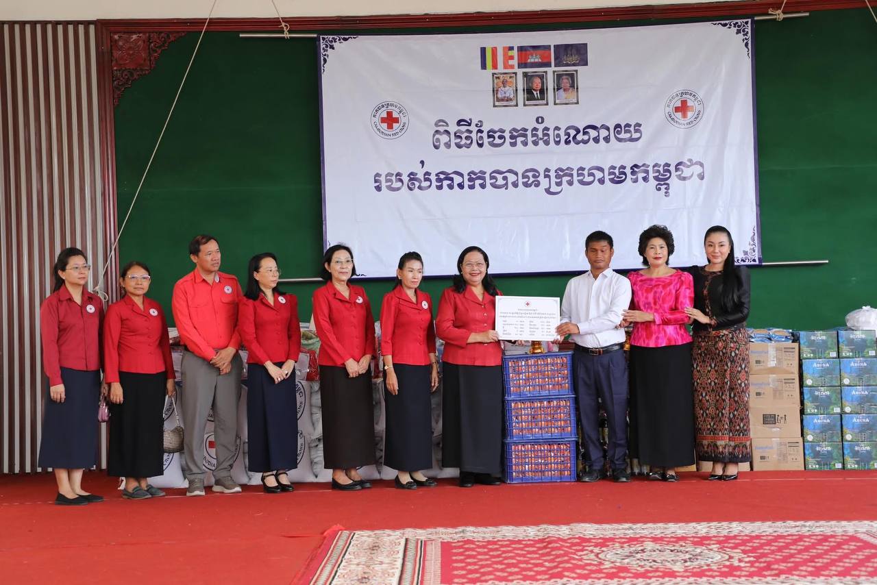 កាកបាទក្រហមកម្ពុជាផ្តល់អំណោយមនុស្សធម៌លើកទី១៨ ជូនមជ្ឈមណ្ឌលបណ្តុះបណ្តាលវិជ្ជាជីវៈជនពិការភ្នែក (សមាគមតន្ត្រីសំនៀងជនពិការ)