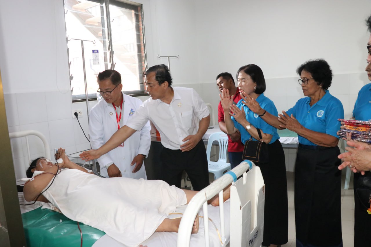 នាំអំណោយសម្តេច ម៉ែន សំអន ទៅជូនស្រ្តីសម្រាលទារកភ្លោះបីនាក់ នៅមន្ទីរពេទ្យជ័យវរ្ម័នទី៧