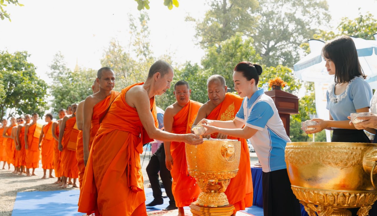 ដូនចាស់ប្រមាណ ១០០នាក់រស់នៅភូមិចំពុះក្អែក សង្កាត់ព្រែកថ្មី បានទទួលសង្គហទាន និងការស្រង់ព្រះពីវីតាល់