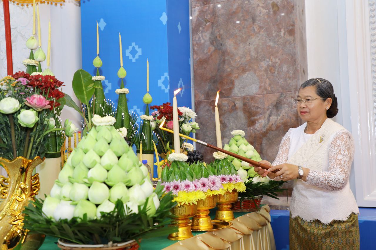 សម្តេច ម៉ែន សំអន តំណាងដ៏ខ្ពង់ខ្ពស់សម្តេចអគ្គមហាសេនាបតីតេជោ ហ៊ុន សែន អញ្ជើញសូត្រមន្តចម្រើនព្រះបរិត្ត ប្រសិទ្ធពរជ័យ នៅស្នាក់ការកណ្តាលគណបក្សប្រជាជនកម្ពុជា