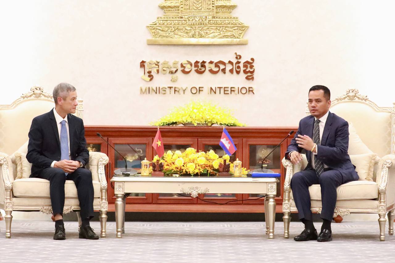 ឯកឧត្តមអភិសន្តិបណ្ឌិត និងអគ្គរដ្ឋទូតវៀតណាម ផ្លាស់ប្ដូរយោបល់គ្នាអំពីទំនាក់ទំនងទ្វេភាគី