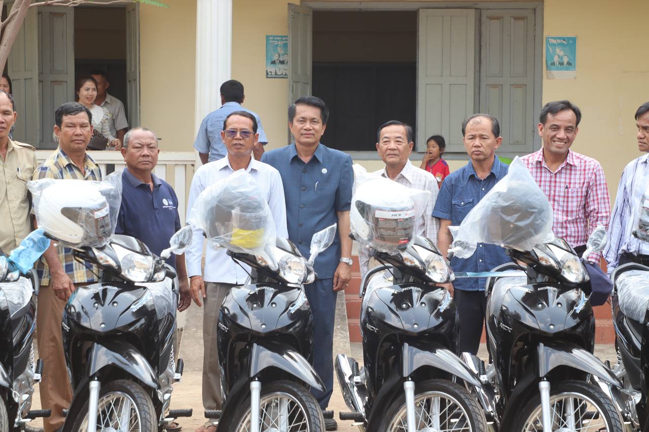 ប្រគល់ម៉ូតូ ១៣ គ្រឿង សម្រាប់អបអរសាទរឆ្នាំថ្មីក្នុងស្រុកស្ទោង ក្នុងគោលបំណងជំរុញការងារសុវត្ថិភាពកម្សាន្ត និងសុខសន្តិភាពសង្គម
