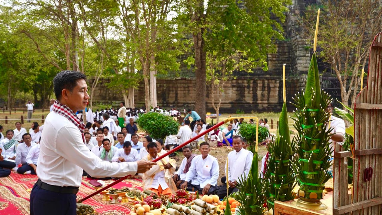 ថ្នាក់ដឹកនាំអាជ្ញាធរជាតិព្រះវិហារ ធ្វើពិធីរំលឹកគុណប្រាសាទបុរាណ និងបុព្វបុរសខ្មែរ នៅមុខប្រាសាទប្រាង្គ នៃរមណីយដ្ឋានប្រាសាទកោះកេរ