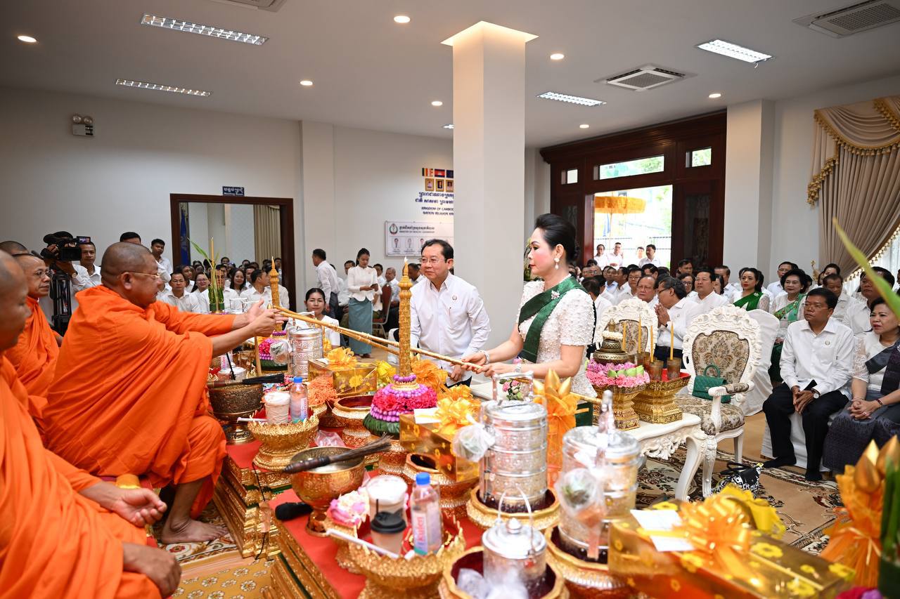 ក្រសួងសុខាភិបាល រៀបចំពិធីសូត្រមន្តប្រោះព្រំ ប្រសិទ្ធពរជ័យ ដើម្បីអបអរក្នុងឱកាសបុណ្យចូលឆ្នាំថ្មីប្រពៃណីជាតិខ្មែរ