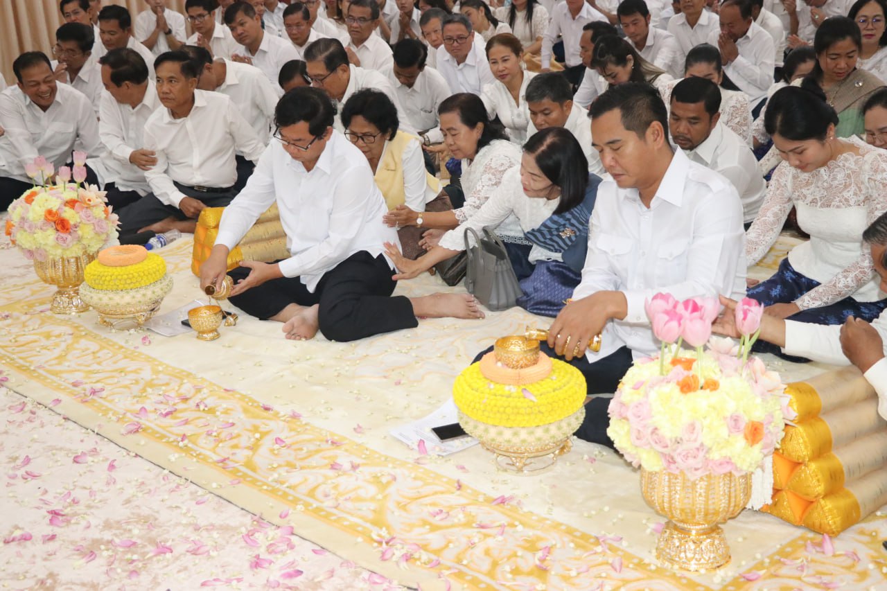 ខេត្តសៀមរាបរៀបចំពិធីសូត្រមន្ត ទទួលទេវតាឆ្នាំថ្មី និងសំណេះសំណាលជាមួយមន្ត្រីរាជការ