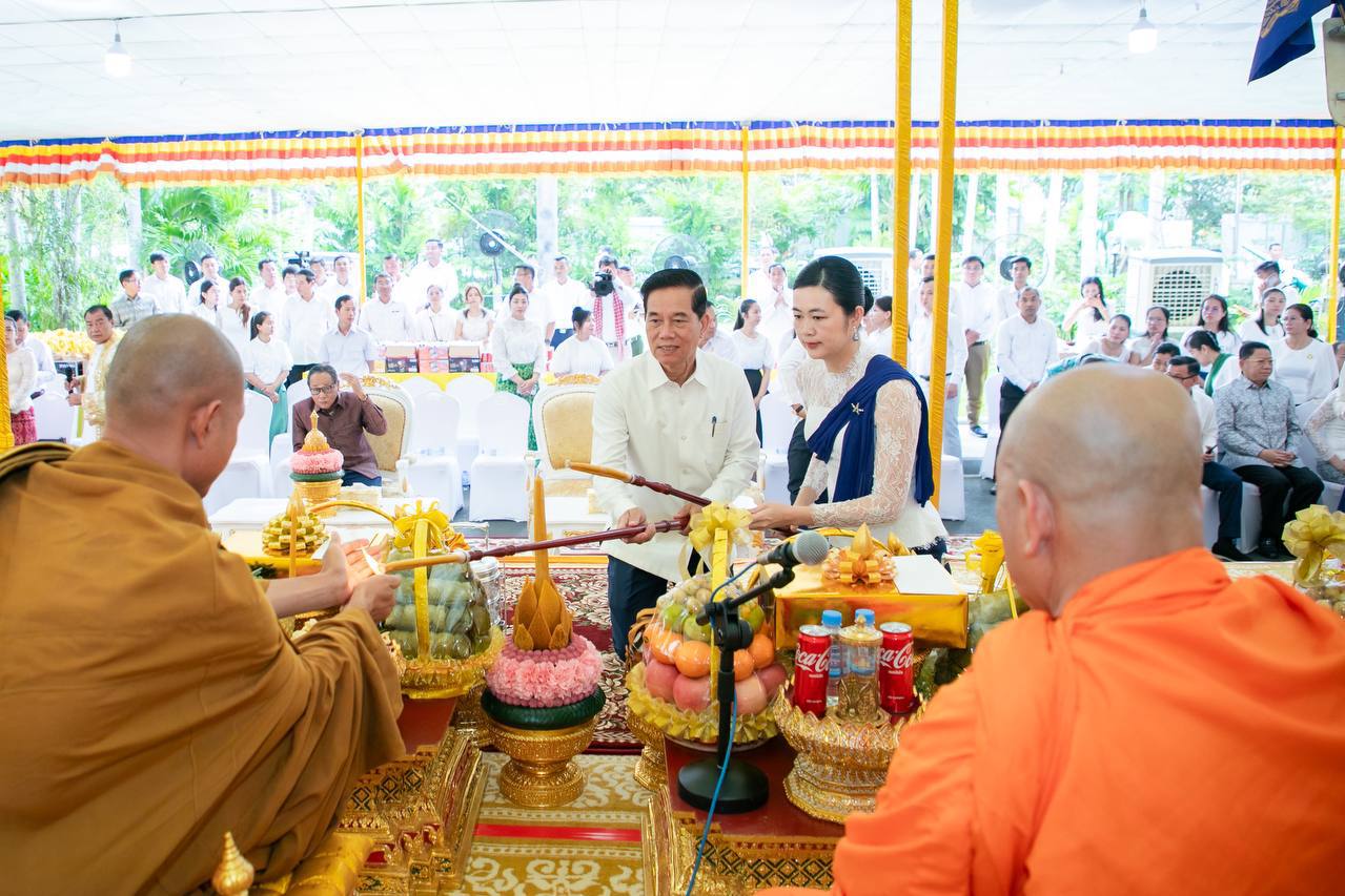 រដ្ឋបាលរាជធានីភ្នំពេញសូត្រមន្តរាប់បាត្រព្រះសង្ឃ៧៥អង្គ អបអរសាទរទេវតា ឆ្នាំថ្មីប្រពៃពីជាតិ