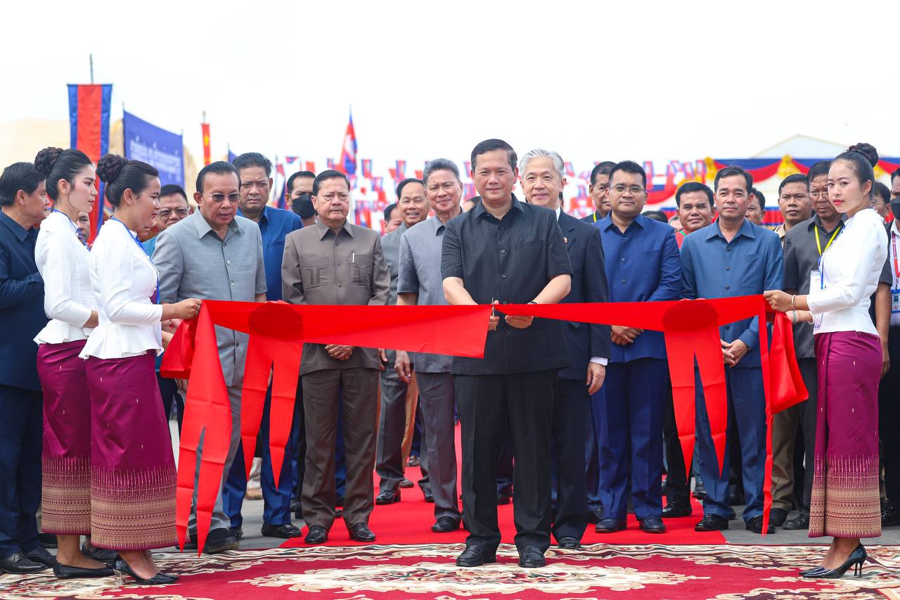សម្តេចធិបតី នាយករដ្ឋមន្ដ្រី និងឯកអគ្គរដ្ឋទូតចិន អញ្ជើញជាអធិបតី ពិធីសម្ពោធដាក់ឱ្យប្រើប្រាស់ជាផ្លូវការផ្លូវជាតិលេខ៧១សេ តភ្ជាប់ត្បូងឃ្មុំ-កំពង់ចាម