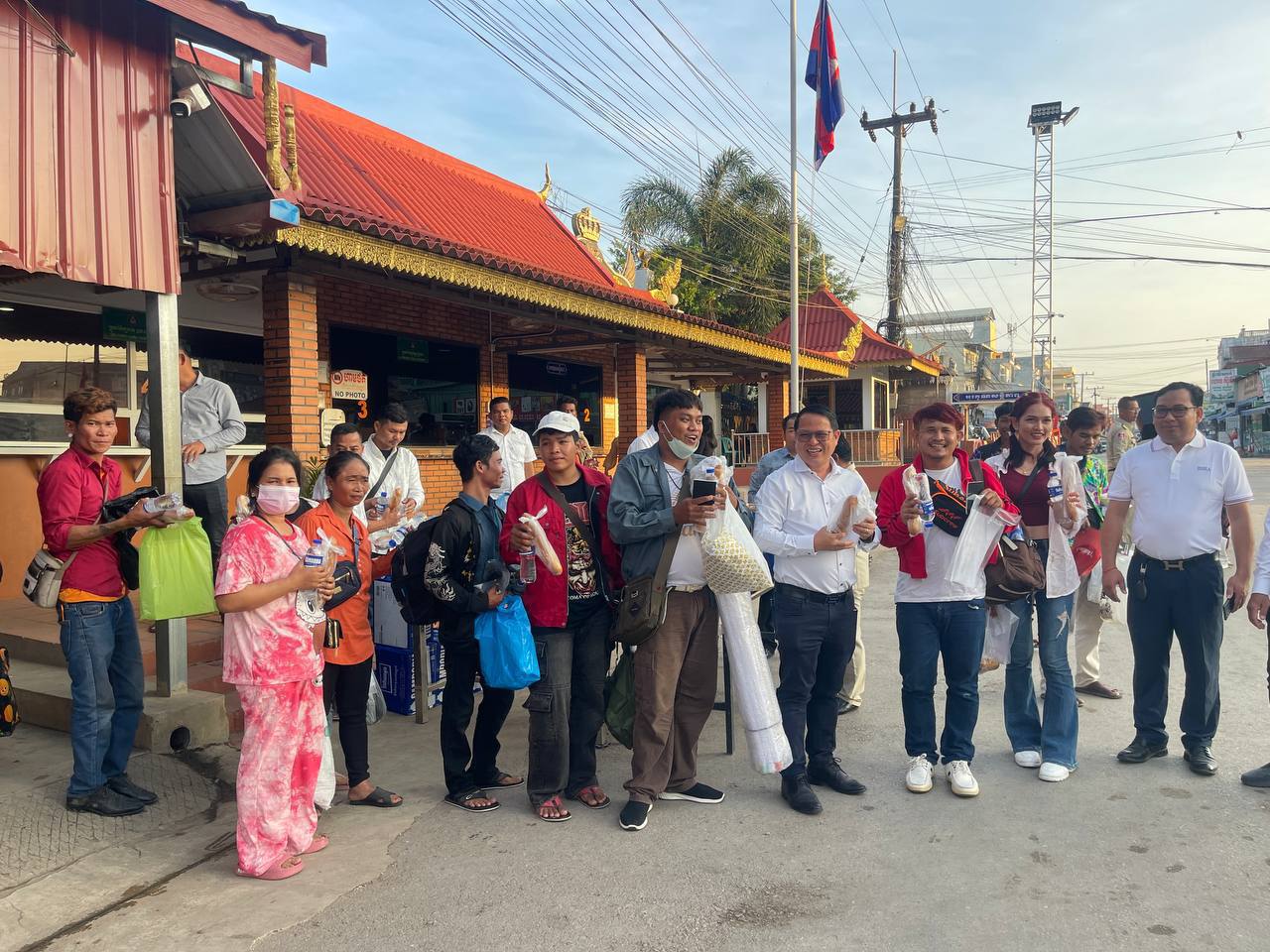 ពលករ និងអ្នកឃ្លាំមើលកោតសរសើរ និងវាយតម្លៃខ្ពស់ចំពោះការខិតខំប្រឹងប្រែងរបស់មន្ត្រីប្រចាំការនៅច្រកទ្វារព្រំដែនអន្តរជាតិ