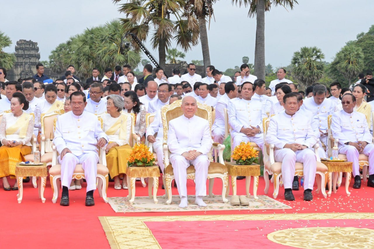 ព្រះករុណាជាអម្ចាស់ជីវិតលើត្បូង ស្តេចយាងជាព្រះរាជាធិបតីភាព ព្រះរាជពិធីបួងសួងចម្រើនសេចក្តីសុខជូនព្រះរាជាណាចក្រកម្ពុជា នៅបរិវេណប្រាសាទអង្គរវត្ត