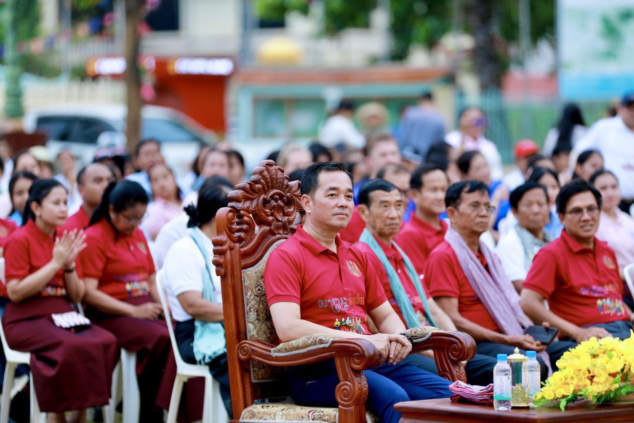 អភិបាលខេត្តកំពង់ចាម អំពាវនាវឲ្យបងប្អូនប្រជាពលរដ្ឋ អញ្ជើញ​មកលេងល្បែងប្រជាប្រិយជាច្រើន និង ភ្លក្សរសជាតិ លៀសហាល​កំពង់ចាម ១.០០០ម៉ែត្រ ព្រមទាំងប្រើប្រាស់ប្រព័ន្ធ​អ៊ីនធឺណិត​ដោយ​សេរី