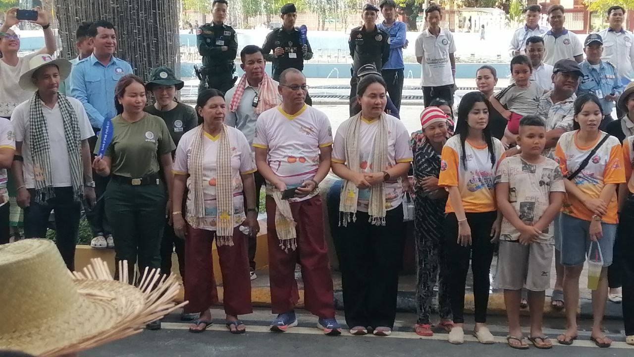 អភិបាលខេត្តកំពង់ឆ្នាំង ដឹកនាំមន្ត្រីរាជការ និង ប្រជាពលរដ្ឋ បើកសង្ក្រាន្តឆ្នាំថ្មី