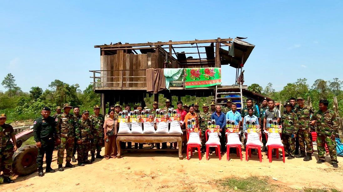 មេបញ្ជាការតំបន់ប្រតិបត្តិការសឹករងព្រះវិហារ នាំយកអំណោយស​ម្តេចធិបតី នាយករដ្ឋមន្ត្រី ឧបត្ថម្ភដល់ប្រជាពលរដ្ឋជិត ៤០គ្រួសារ ដែលរងគ្រោះធម្មជាតិខ្យល់កន្ត្រាក់