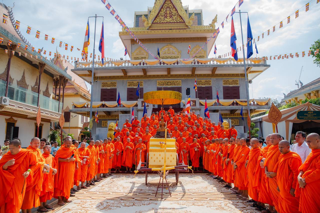 រដ្ឋបាលរាជធានីភ្នំពេញ ដង្ហែរព្រះពុទ្ធរូបចេញពីវត្ត ឧណ្ណាលោម យកមករៀបចំធ្វើពិធីស្រង់ព្រះនៅសង្រ្កាន្តវត្តភ្នំ