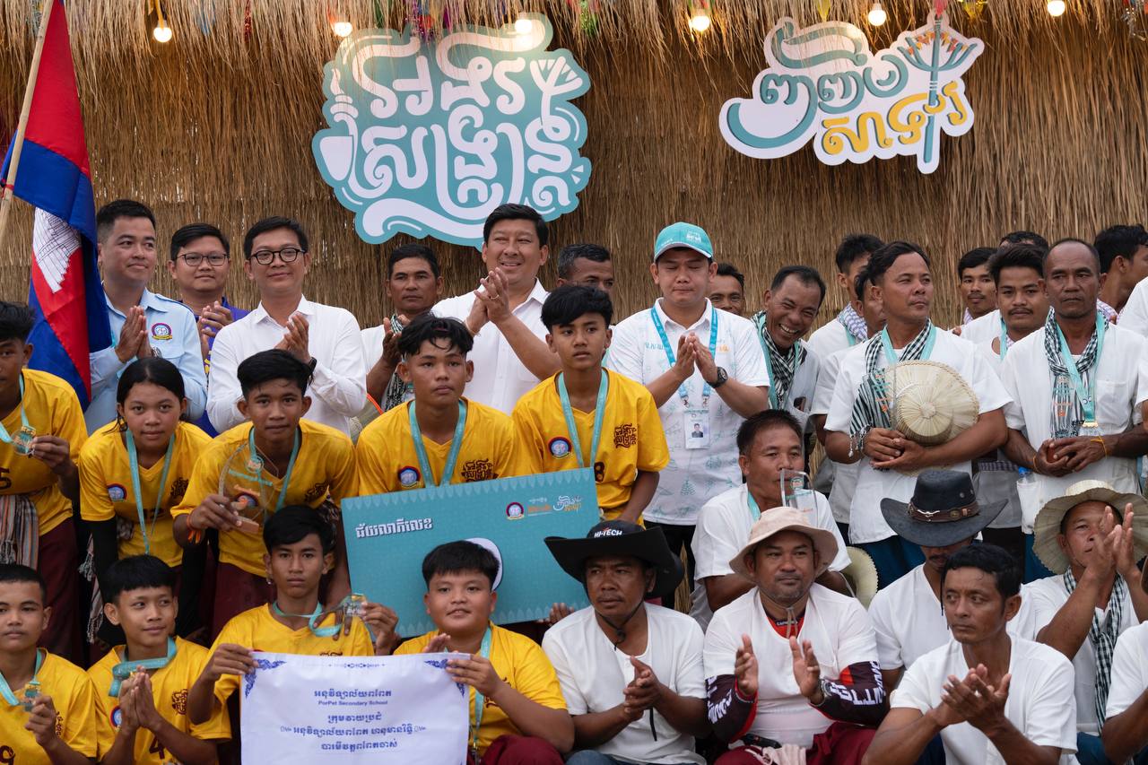 ឯកឧត្តមឧបនាយករដ្ឋមន្រ្តី សាយ សំអាល់ អញ្ជើញបំពាក់មេដាយដល់ជ័យលាភី ការប្រណាំង គោ ក្របី និងបំផាយសេះ