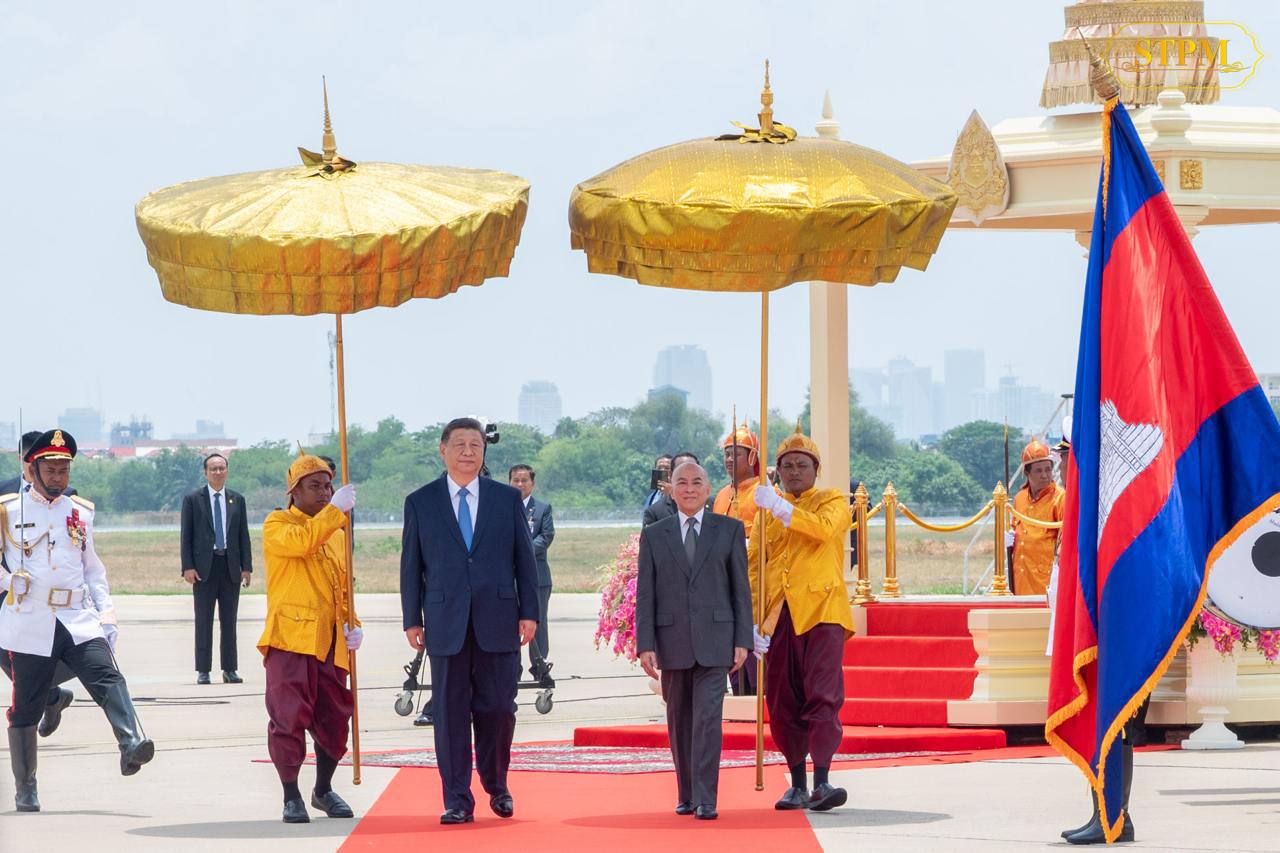ព្រះករុណា ព្រះមហាក្សត្រ ស្តេចយាងទទួលដំណើរអញ្ជើញដល់របស់ប្រធានាធិបតីចិន ក្នុងការបំពេញទស្សនកិច្ចផ្លូវរដ្ឋនៅកម្ពុជា