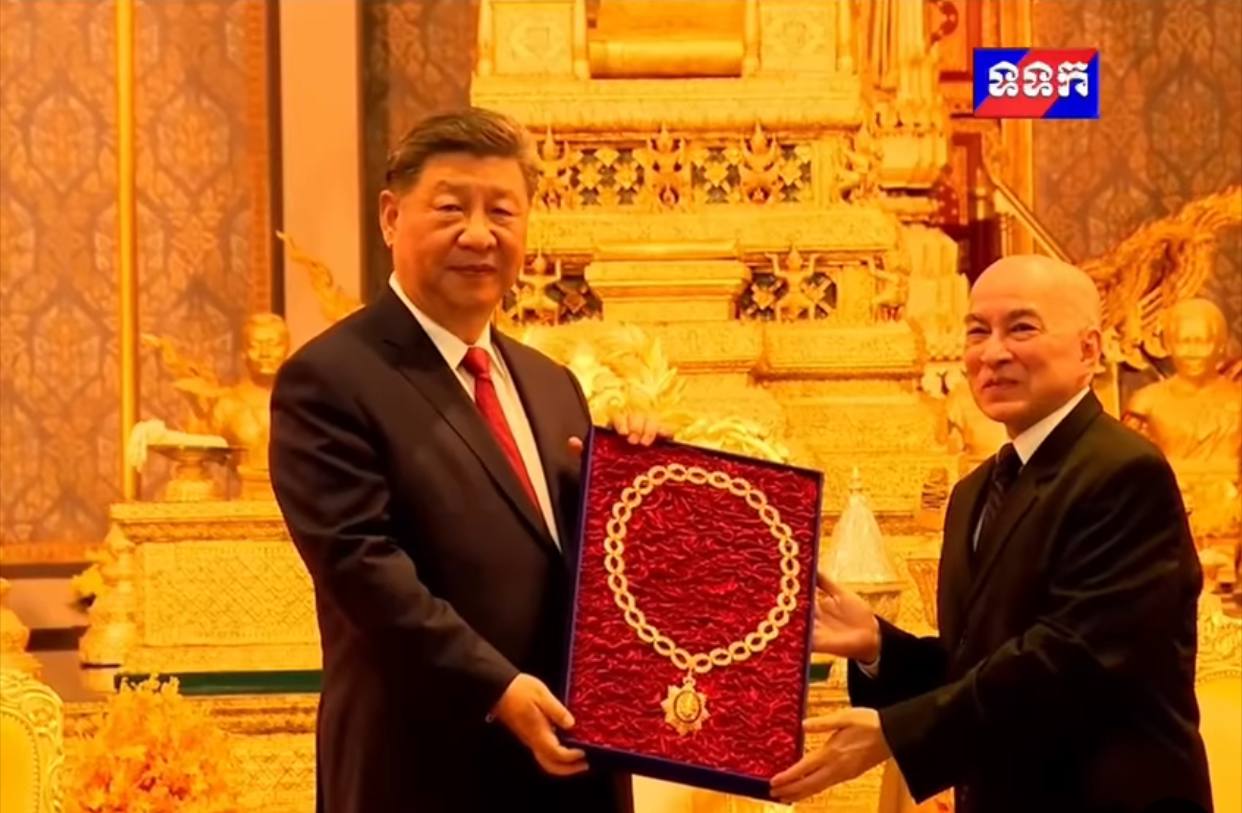 ព្រះមហាក្សត្រ ប្រទានគ្រឿងឥស្សរិយយស មហាកណ្ឋាភណ្ឌឯករាជ្យជាតិព្រះរាជាណាចក្រកម្ពុជា ជូនឯកឧត្តម ស៊ី ជីនពីង