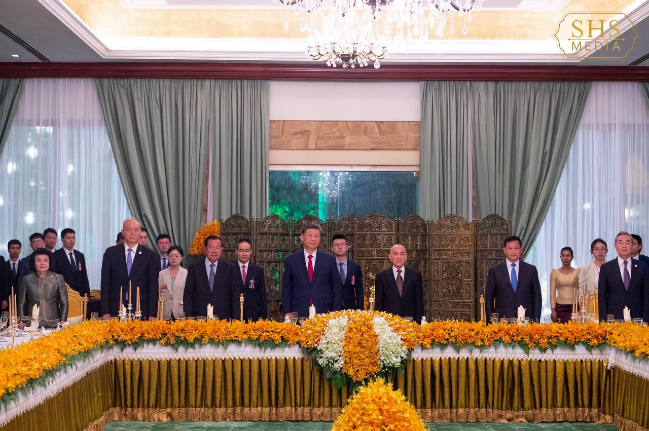 សម្ដេចតេជោ ហ៊ុន សែន អញ្ជើញដង្ហែព្រះមហាក្សត្រ ក្នុងពិធីលៀង​សាយភោជន៍ផ្លូវរដ្ឋ ជូនឯកឧត្តម Xi Jinping និងគណៈប្រតិភូ នៅ​ព្រះ​បរមរាជវាំង