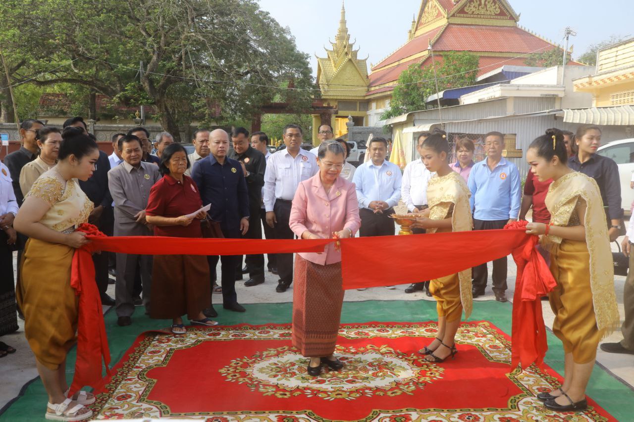សម្តេច ម៉ែន សំអន អញ្ជើញសម្ពោធដាក់ឲ្យប្រើប្រាស់ជាផ្លូវការស្នាក់ការគណបក្ស និងសមិទ្ធិផលនានា តម្លៃជាង ៧ម៉ឺនដុល្លារ នៅក្នុងស្នាក់ការគណបក្សឃុំថ្មី ស្រុកកំពង់រោទិ៍ ខេត្តស្វាយរៀង