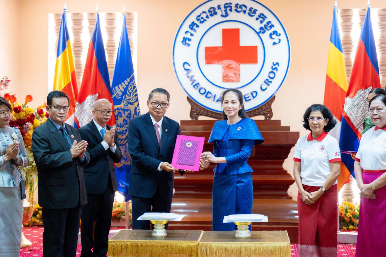 លោកជំទាវបណ្ឌិត ពេជ្រ ចន្ទមុនី អញ្ជើញទទួលថវិកាព្រះមហាក្សត្រ និងសម្ដេចព្រះមហាក្សត្រី ក្នុងឧកាសទិវា ៨ឧសភា