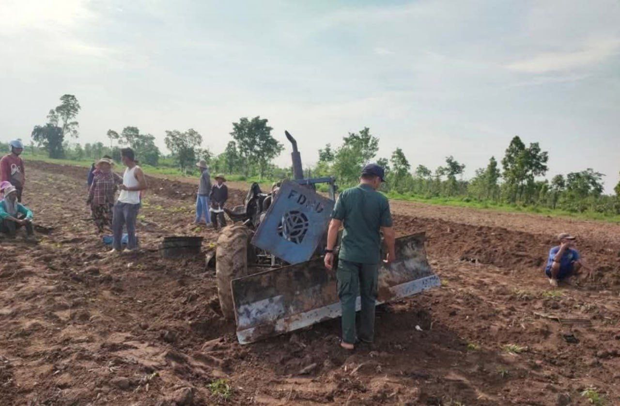 ផ្ទុះមីនតោនបន្សល់ពីសម័យសង្គ្រាម ធ្វើអោយអ្នកបើកបរត្រាក់ទ័រ​រងរបួសជាទម្ងន់