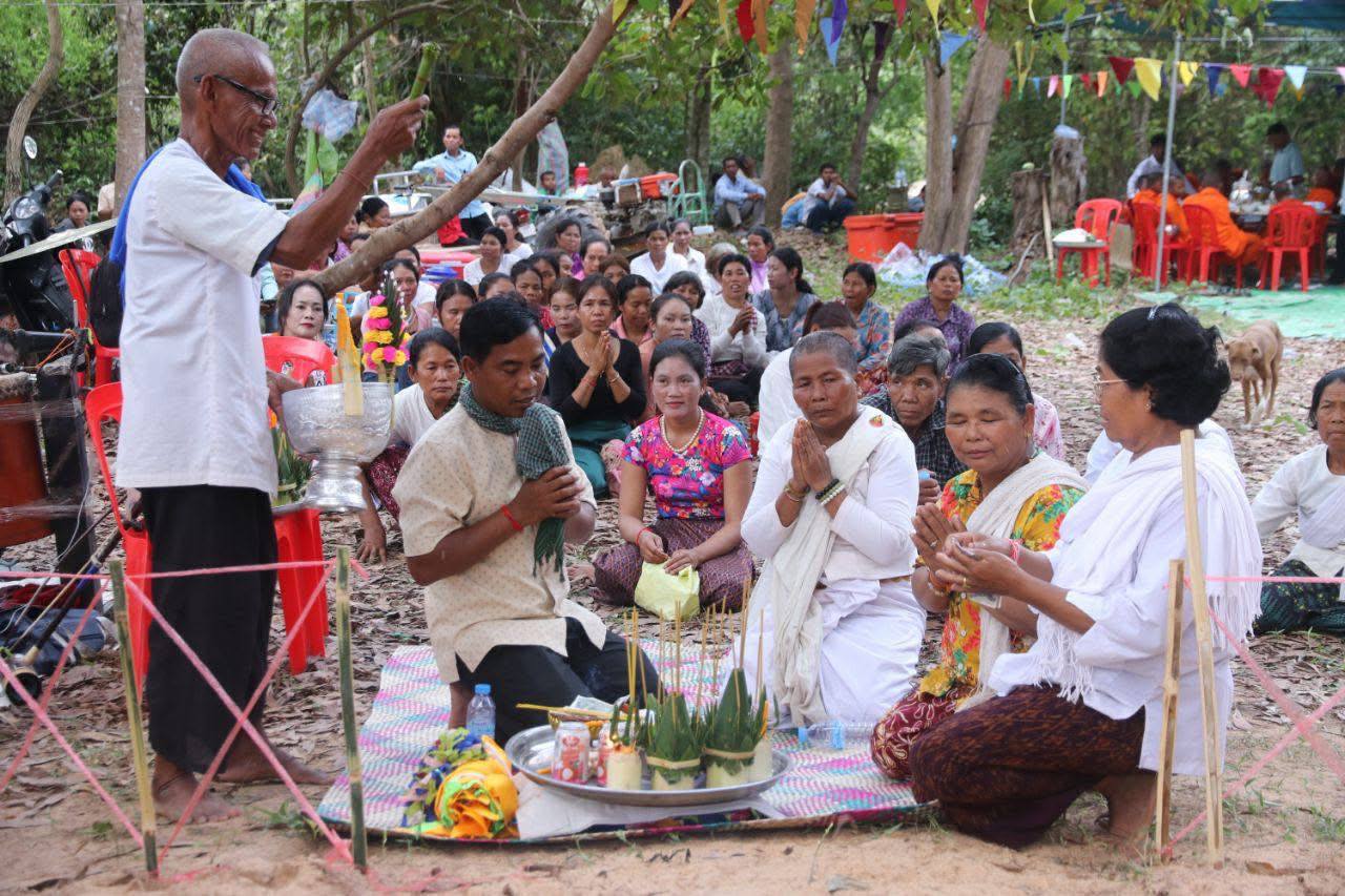 អ្នកស្រុកអង្គរ ធ្វើពិធីបុណ្យភូមិ និងសុំទឹកភ្លៀងនៅប្រាសាទលាក់នាង