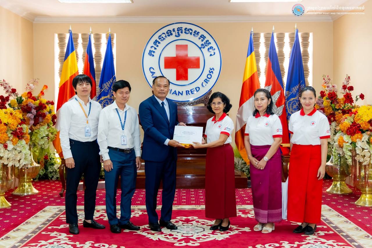 ឯកឧត្តមរដ្ឋមន្ត្រី ជា វ៉ាន់ដេត និងលោកជំទាវ សុខ លី ព្រមទាំងថ្នាក់ដឹកនាំ និងមន្ដ្រីរាជការ នៃក្រសួងប្រៃសណីយ៍ និងទូរគមនាគមន៍ បរិច្ចាគថវិកា ១០ម៉ឺនដុល្លារ ជូនកាកបាទក្រហមកម្ពុជា