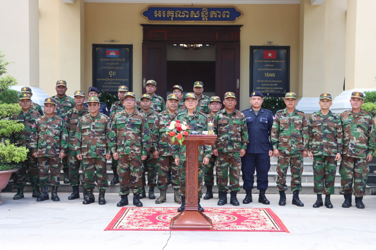 មេបញ្ជាការកងទ័ពជើងគោក ចែកអាវភ្លៀងអំណោយដ៏ថ្លៃថ្លា របស់សម្តេចតេជោ និងសម្តេចកិត្តិព្រឹទ្ធបណ្ឌិត ជូនដល់កងកម្លាំងទិសយោធភូមិភាគពិសេស
