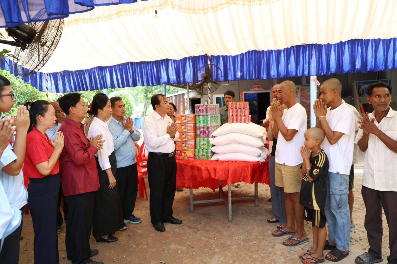 សម្តេចកិត្តិព្រឹទ្ធបណ្ឌិត ប៊ុន រ៉ានី ហ៊ុនសែន ចូលរួមរំលែកមរណទុក្ខគ្រួសារស្លាប់កូនបីនាក់ និងគ្រួសាររងគ្រោះដោយអគ្គិភ័យនៅស្រុកព្រៃនប់ ខេត្តព្រះសីហនុ